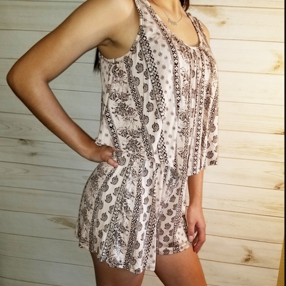 🎈NEW🎈 R2D Romper Cream & Black - Picture 2 of 3